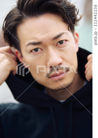 男性　ポートレート　カジュアル 112442238