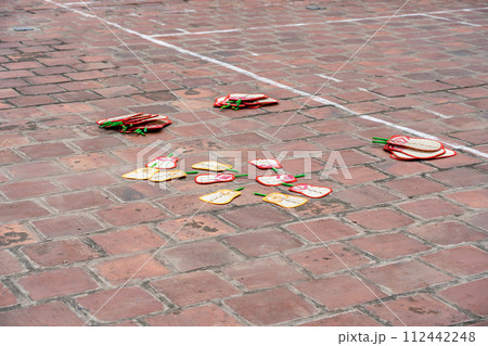 ベトナムハノイ 国家文化財に指定されたドンラム村のモンフー亭の庭で天干しされているうちわ ベトナムハノイ 国家文化財に指定されたドンラム村のモンフー亭の庭で天干しされているうちわ 112442248