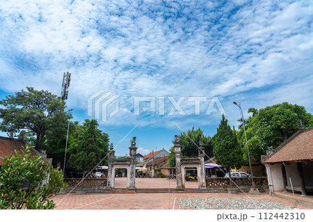 ベトナムハノイ　国家文化財に指定されたドンラム村のモンフー亭の庭からの広場の眺め 112442310