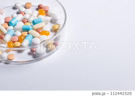 薬　錠剤　カプセル薬　医薬品のイメージ素材 112442320