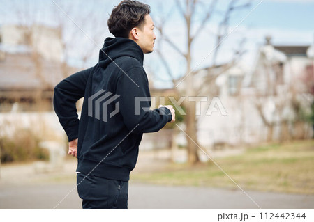 ジョギングする男性 ジョギングする男性 112442344