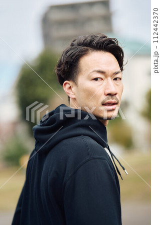 ジョギングする男性 112442370