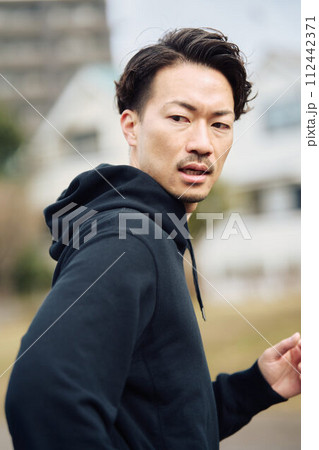 ジョギングする男性 112442371
