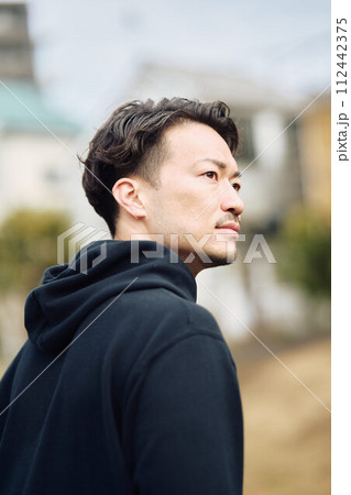 ジョギングする男性 ジョギングする男性 112442375