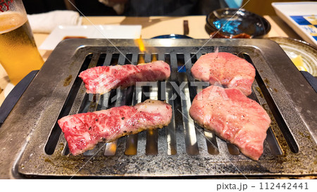 グリルで焼かれる焼肉 112442441