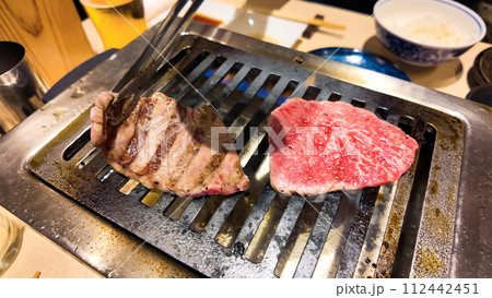 グリルで焼かれる焼肉 グリルで焼かれる焼肉 112442451