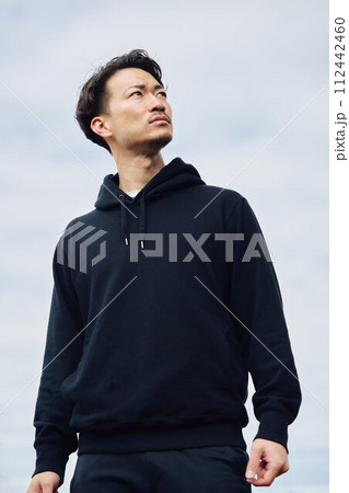 空を見上げる男性 空を見上げる男性 112442460