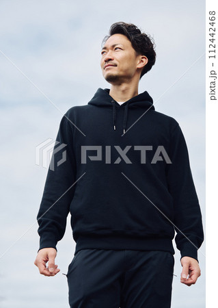 空を見上げる男性 112442468