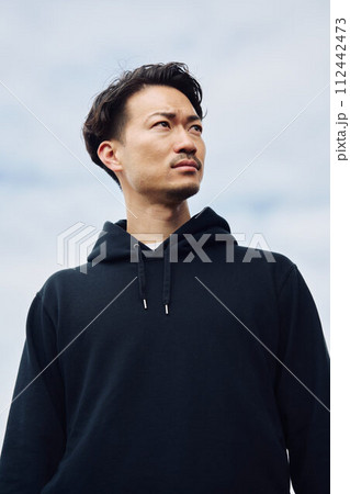 空を見上げる男性 112442473