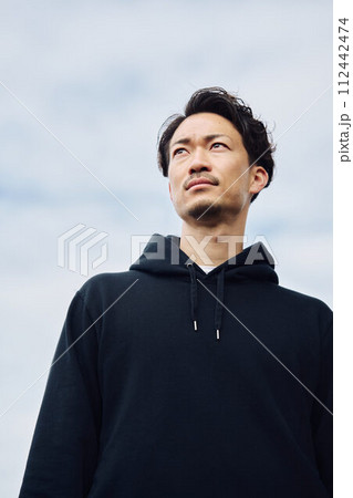 空を見上げる男性 空を見上げる男性 112442474