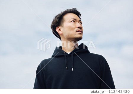 空を見上げる男性 空を見上げる男性 112442480