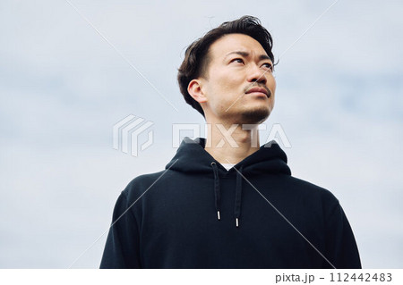 空を見上げる男性 112442483