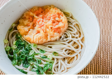 年越し蕎麦のクローズアップ 112442522