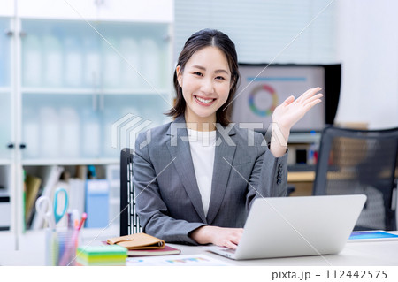 女性 スーツ姿のOLイメージ 女性 スーツ姿のOLイメージ 112442575