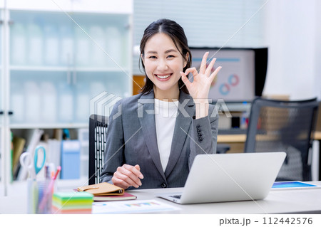 女性　スーツ姿のOLイメージ 112442576