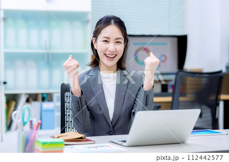 女性　スーツ姿のOLイメージ 112442577