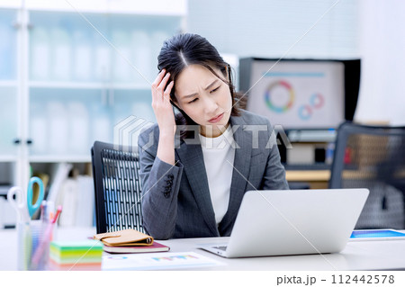 女性　スーツ姿のOLイメージ 112442578