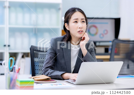 女性 スーツ姿のOLイメージ 女性 スーツ姿のOLイメージ 112442580