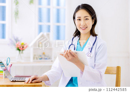 小児科　診察　女性医師 112442585