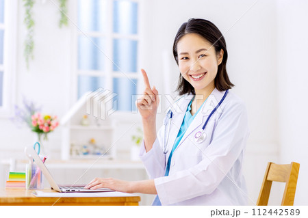 小児科 診察 女性医師 小児科 診察 女性医師 112442589