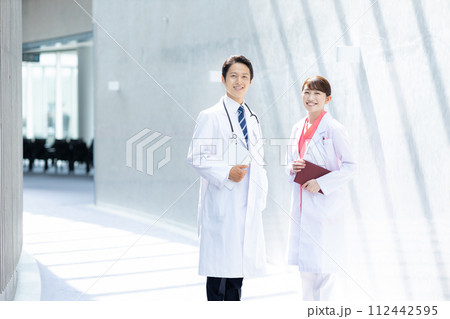 病院の男性医師と女性医師 112442595