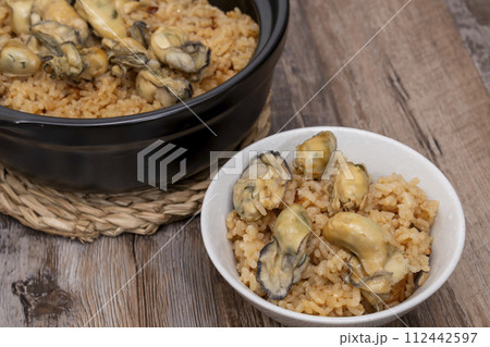 牡蠣の炊き込みご飯 土鍋炊き 茶碗 牡蠣の炊き込みご飯 土鍋炊き 茶碗 112442597