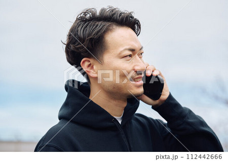 電話をする男性 112442666