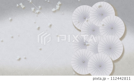 イラスト素材: 雅で厳かに並ぶ白い和傘と紙吹雪-サイズ16:9 112442811