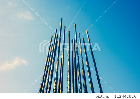 ビル建築現場 青空に伸びる鉄筋の束　a-3 暖色加味 112442916