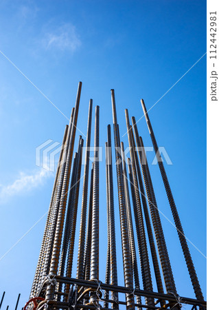 ビル建築現場 青空に伸びる鉄筋の束 b-1 ビル建築現場 青空に伸びる鉄筋の束 b-1 112442981