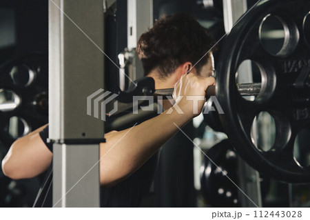 ジムでマシントレーニングをする男性 112443028