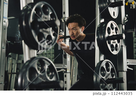 ジムでマシントレーニングをする男性 112443035