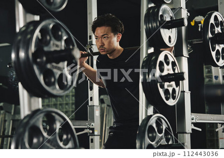 ジムでマシントレーニングをする男性 ジムでマシントレーニングをする男性 112443036