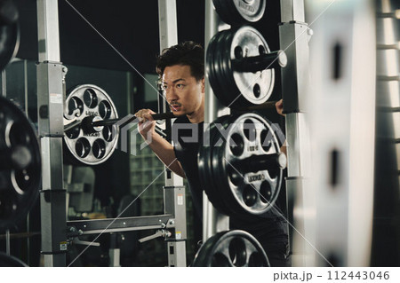 ジムでマシントレーニングをする男性 112443046