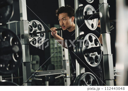 ジムでマシントレーニングをする男性 112443048