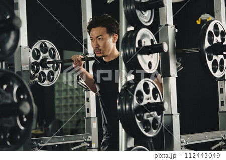 ジムでマシントレーニングをする男性 ジムでマシントレーニングをする男性 112443049