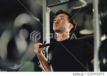 ジムでマシントレーニングをする男性 112443073