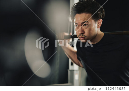 ジムでマシントレーニングをする男性 112443085