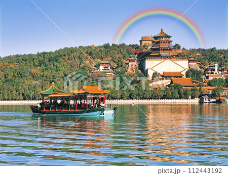 北京の頤和園・宮廷庭園にかかる虹 北京の頤和園・宮廷庭園にかかる虹 112443192