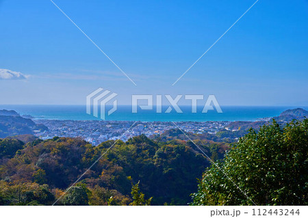 秋の鎌倉市の天園ハイキングコースの建長寺勝上献展望台から南側眺望(鎌倉市,相模湾など) 秋の鎌倉市の天園ハイキングコースの建長寺勝上献展望台から南側眺望(鎌倉市,相模湾など) 112443244
