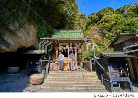 秋の神奈川県鎌倉市の銭洗弁財天(宇賀福神社)の本宮と参拝者 秋の神奈川県鎌倉市の銭洗弁財天(宇賀福神社)の本宮と参拝者 112443248