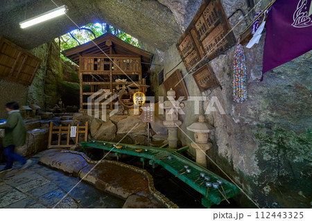 秋の神奈川県鎌倉市の銭洗弁財天(宇賀福神社)の奥宮 112443325