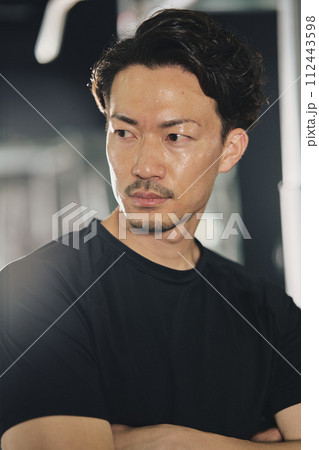 トレーニングジムで真剣な表情の男性 112443598