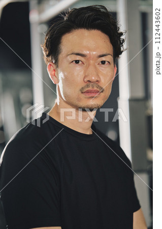 トレーニングジムで真剣な表情の男性 112443602