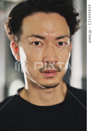 トレーニングジムで真剣な表情の男性 112443614