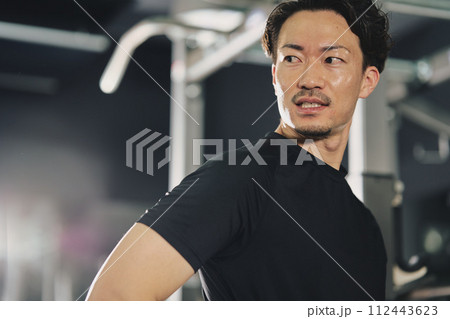 トレーニングジムで真剣な表情の男性 112443623