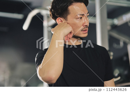 トレーニングジムで真剣な表情の男性 112443626