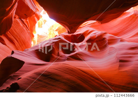 アリゾナ州アンテローブキャニオンの神秘的な赤土のグラデーション 112443666