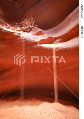 アリゾナ州アンテローブキャニオンの神秘的な赤土のグラデーション 112443692