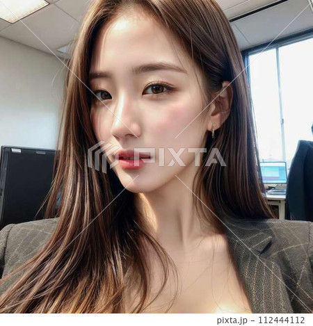 仕事中のセクシーな後輩 112444112
